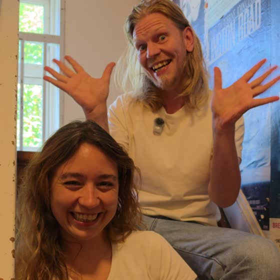 Søren laver jazzhænder, mens Rebecca griner