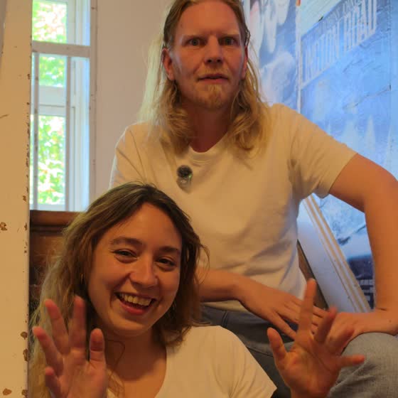 Rebecca vinker og griner